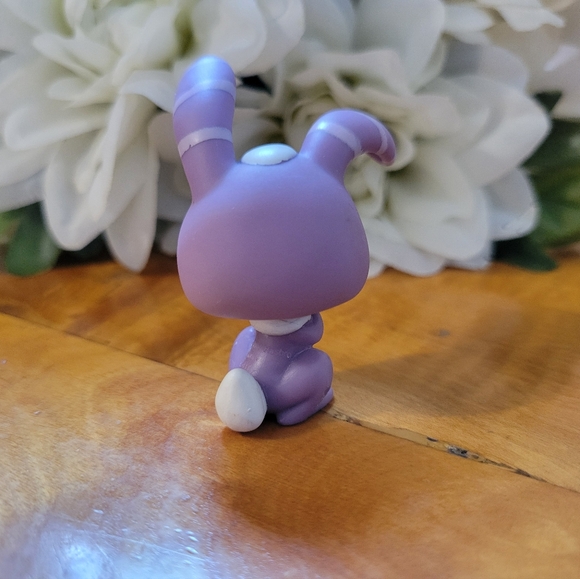 Littlest Pet Shop LPS #828 Bunny Rabbit Purple Striped Green Eyes 2007 - Picture 6 of 10